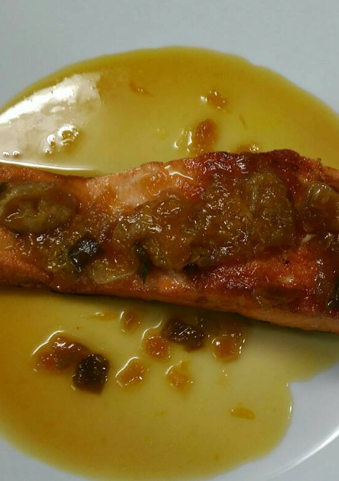 Una foto de Salmón con salsa reducida de cebolla, pimiento y mandarinas