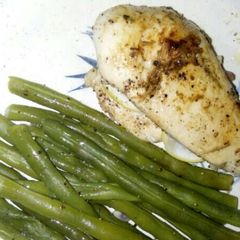 Spiced chicken breast with steam green beans A picture of Spiced chicken breast with steam green beans.
