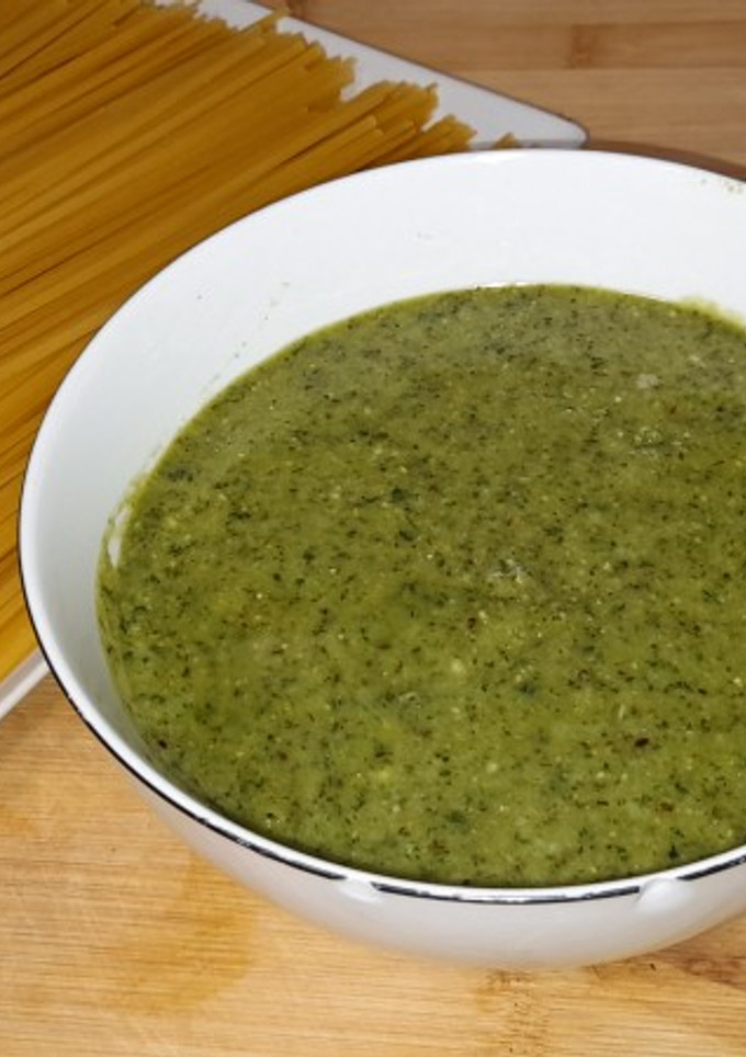 Una foto de Salsa al pesto o salsa de albahaca (Sin sal)