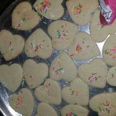 Una foto de Galletas de vainilla con forma de corazón :)