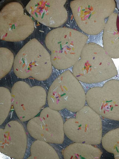 Una foto de Galletas de vainilla con forma de corazón :)