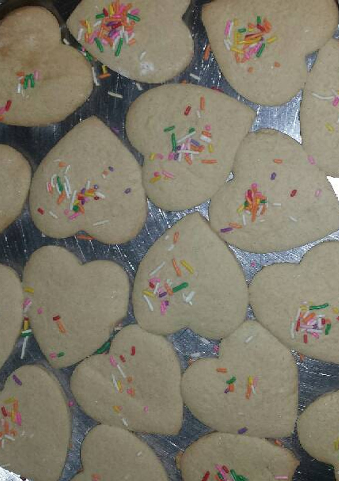 Una foto de Galletas de vainilla con forma de corazón :)