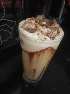 કીટ કેટ કોલ્ડ કોફી (KitKat Cold Coffee Recipe In Gujarati) રેસીપી મુખ્ય ફોટો