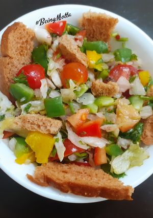 A picture of Fattoush.