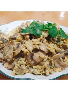 蘑菇炒蛋炒鹹蛋 的食譜成品照片