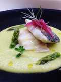Orata con salsa di asparagi e cipolla rossa in agro