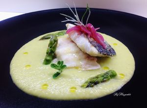 Foto di Orata con salsa di asparagi e cipolla rossa in agro