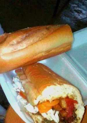 Une photo de Sandwich de crudites a la viande hachee au frite
