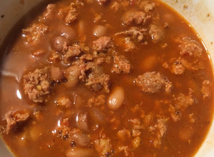 Una foto de Frijoles con carne molida en salsa