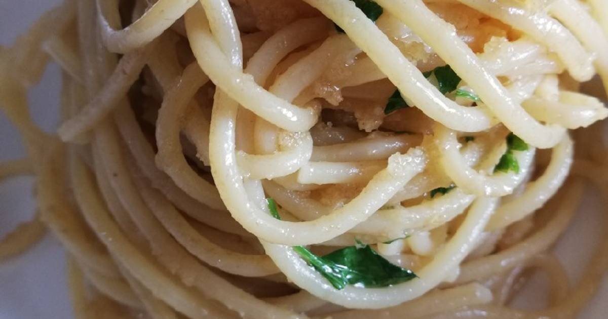 Ricetta Spaghetti con alici fresche zucchine e pan grattato abbrustolito di  Francesca Casa - Cookpad