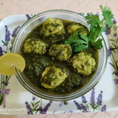 A picture of Palak paneer.