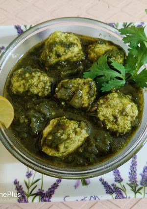 A picture of Palak paneer.
