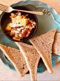 Huevos con tomate deshidratado