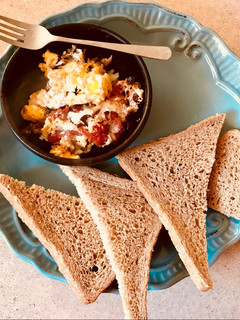 Una foto de Huevos con tomate deshidratado