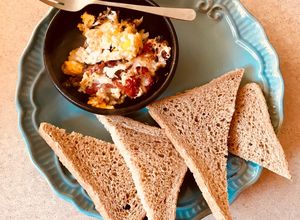 Una foto de Huevos con tomate deshidratado