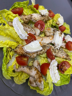 Una foto de Ensalada con pollo, queso de Cabra y tomates cherry