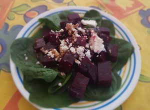 Una foto de Ensalada de betabel con queso de cabra