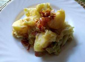 Foto principal de Col con patatas al aroma de pimentón de La Vera, ajo y jamón