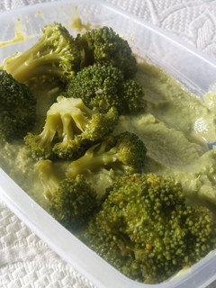 Una foto de Sopa cremosa de brócoli~🤍🥦(fácil)