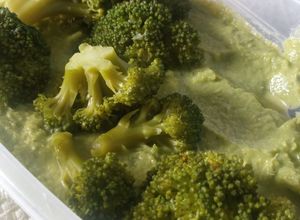 Una foto de Sopa cremosa de brócoli~🤍🥦(fácil)