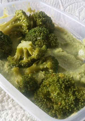 Una foto de Sopa cremosa de brócoli~🤍🥦(fácil)