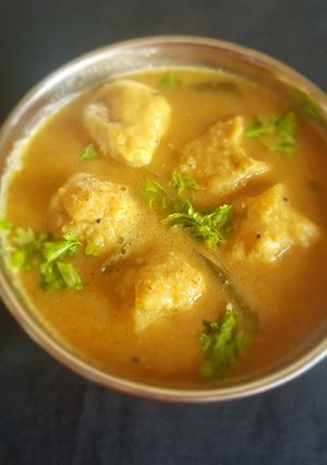 उंबरांची आमटी (umbranchi amti recipe in marathi) रेसिपी चे मुख्य फोटो