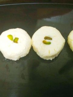 संदेश (Sandesh recipe in hindi) रेसिपी मुख्य फोटो