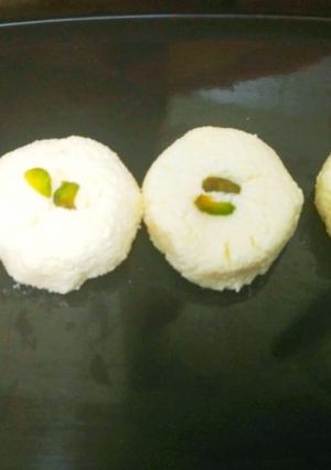 संदेश (Sandesh recipe in hindi) रेसिपी मुख्य फोटो