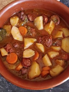 Una foto de Patatas a la riojana con butifarra