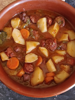Una foto de Patatas a la riojana con butifarra