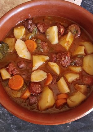 Una foto de Patatas a la riojana con butifarra