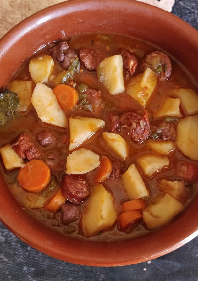 Una foto de Patatas a la riojana con butifarra