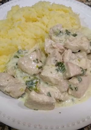 Una foto de Pollo al verdeo con puré de papas