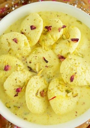 A picture of Basanti Rasmalai.