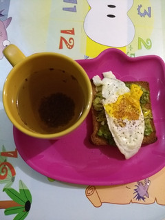 Una foto de Para desayuno o cena, pan tostado integral y té de cominos