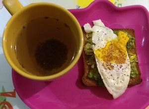 Una foto de Para desayuno o cena, pan tostado integral y té de cominos