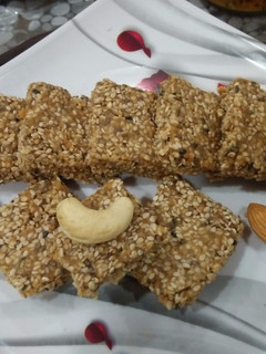तिल बर्फी (Til barfi recipe in hindi) रेसिपी मुख्य फोटो