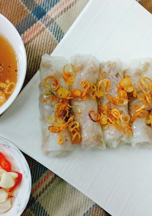 Hình của món Bánh cuốn tráng chảo ăn kèm nước xương hầm.