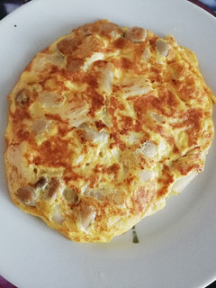 Una foto de Tortilla francesa con champiñones y espárragos