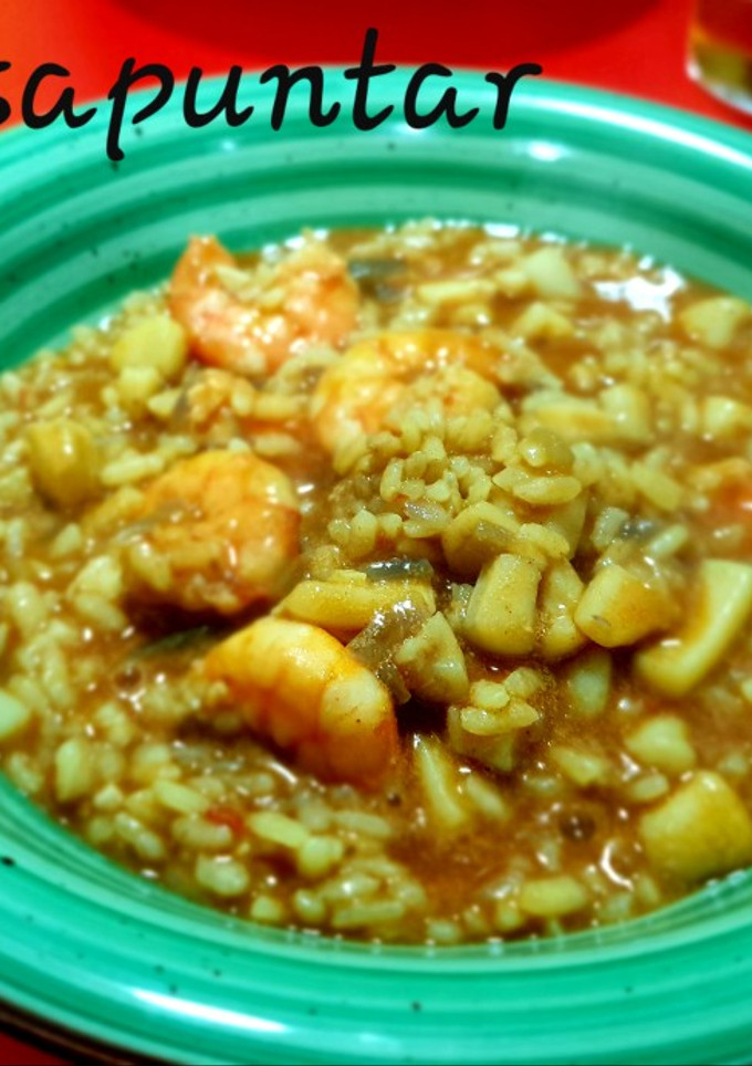 Una foto de Arroz caldoso de langostinos al ajillo con sepia 🦐🦑🍃🥳 ¡Feliz