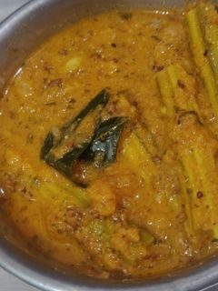 शेवग्याची सावजी करी (shevgyachi saoji curry recipe in marathi) रेसिपी चे मुख्य फोटो