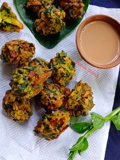 पोई और आलू के पकौड़े(Poi aur aloo ke pakode recipe in Hindi) रेसिपी मुख्य फोटो