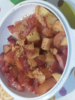 Una foto de Frutas rojas con pimienta y zumo de limón
