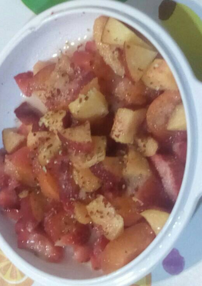 Una foto de Frutas rojas con pimienta y zumo de limón