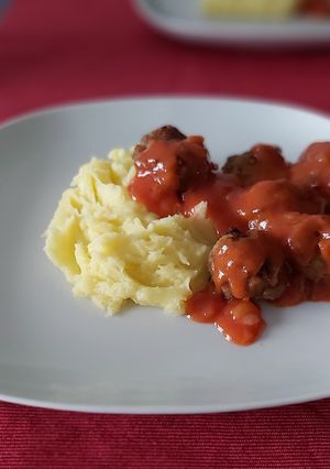 O poză a rețetei Chifteluțe cu piure și sos de roșii.