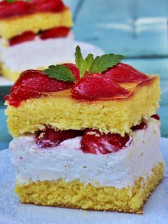 Túrós-epres piskótaszelet recept fotója