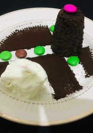 मग ब्राउनी विध वनीला आइसक्रीम (Mug brownie with vanilla ice-cream recipe in hindi) रेसिपी मुख्य फोटो