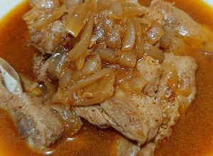 Una foto de Adobo de cerdo con yucas y camote sancochados