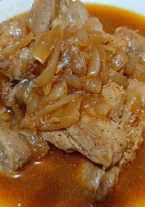 Una foto de Adobo de cerdo con yucas y camote sancochados