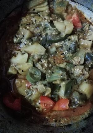 A picture of Aloo baingan bhaji.